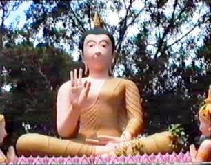 Es gibt fünf verschiedene Handstellungen,bei den Buddha-Statuen.